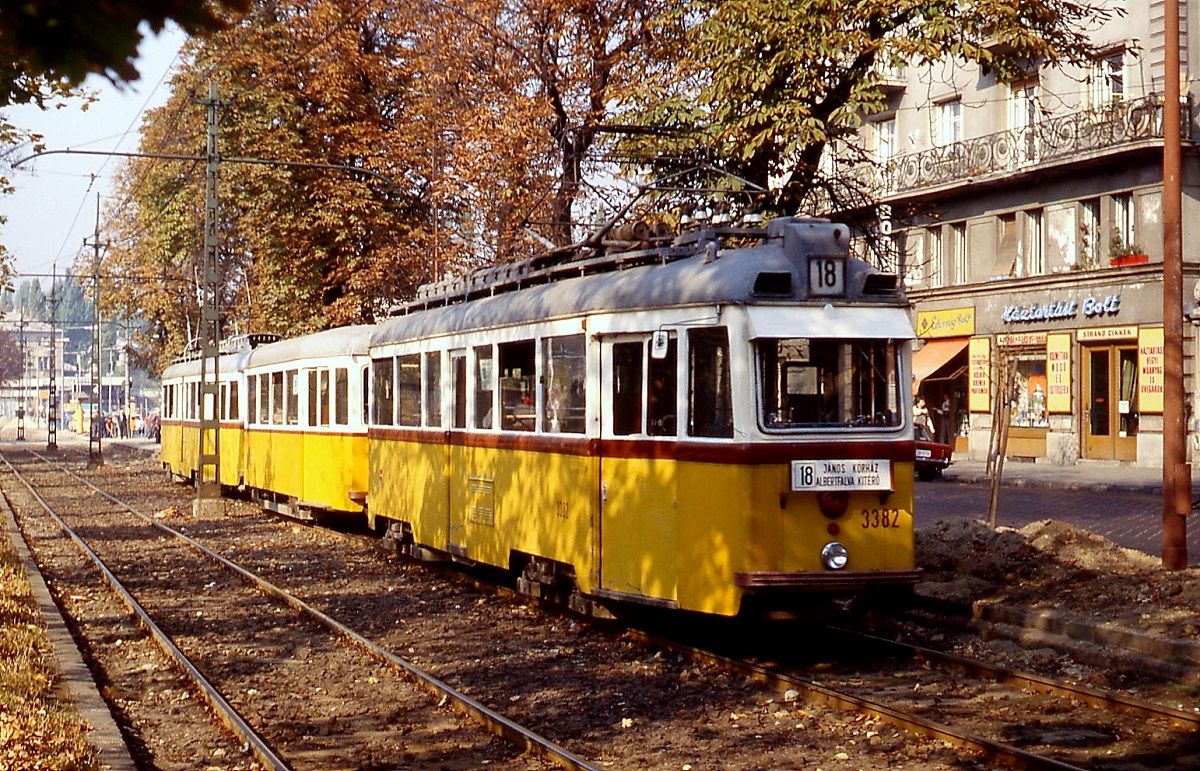 An einem Oktobertag 1978 fährt ein Uv3-Zug mit Uv3 3382 am Schluß durch die Szilagi Erzsebet fasor in Richtung Szent Janos Korhaz