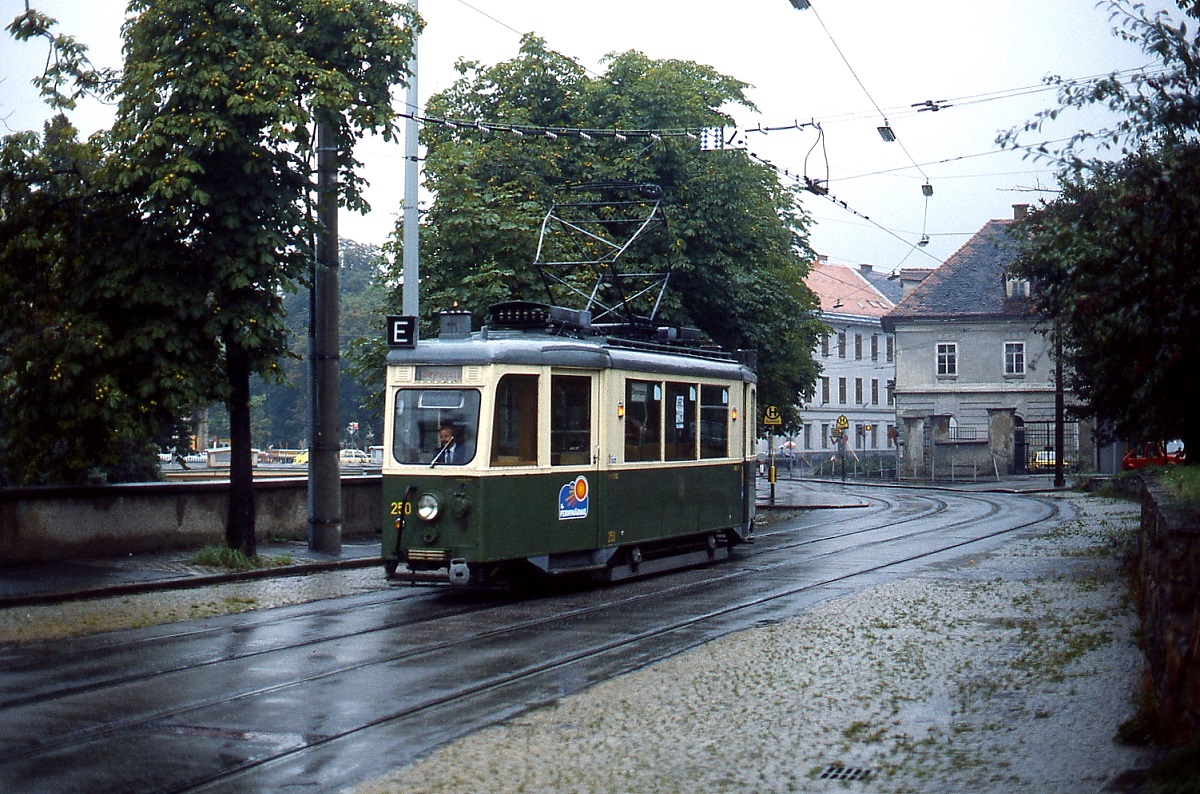 An einem Regentag im August 1986 wurde der GVB-Tw 250 als Einsatzwagen eingesetzt