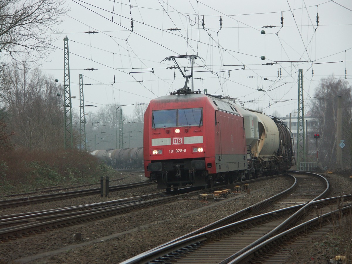 An einem regnerischen  Noch-Winter-Tag , am 02. Februar 2006, konnte ich, für unsere Verhältnisse hier oben im Norden, doch etwas fast Unmögliches photografieren: Der mittägliche Dow-Kesselwagenzug wurde doch wahrhaftig von einer BR 101 abgezogen. In meiner mittlerweile bis dato fast 14-jährigen Eisenbahnphotografie ist es bis jetzt das erste Mal gewesen hier bei uns in Stade eine  101  anzutreffen. Hier zu sehen: 101 028 (NVR-Nr.: 91 80 6 101 028-9 D-DB). 