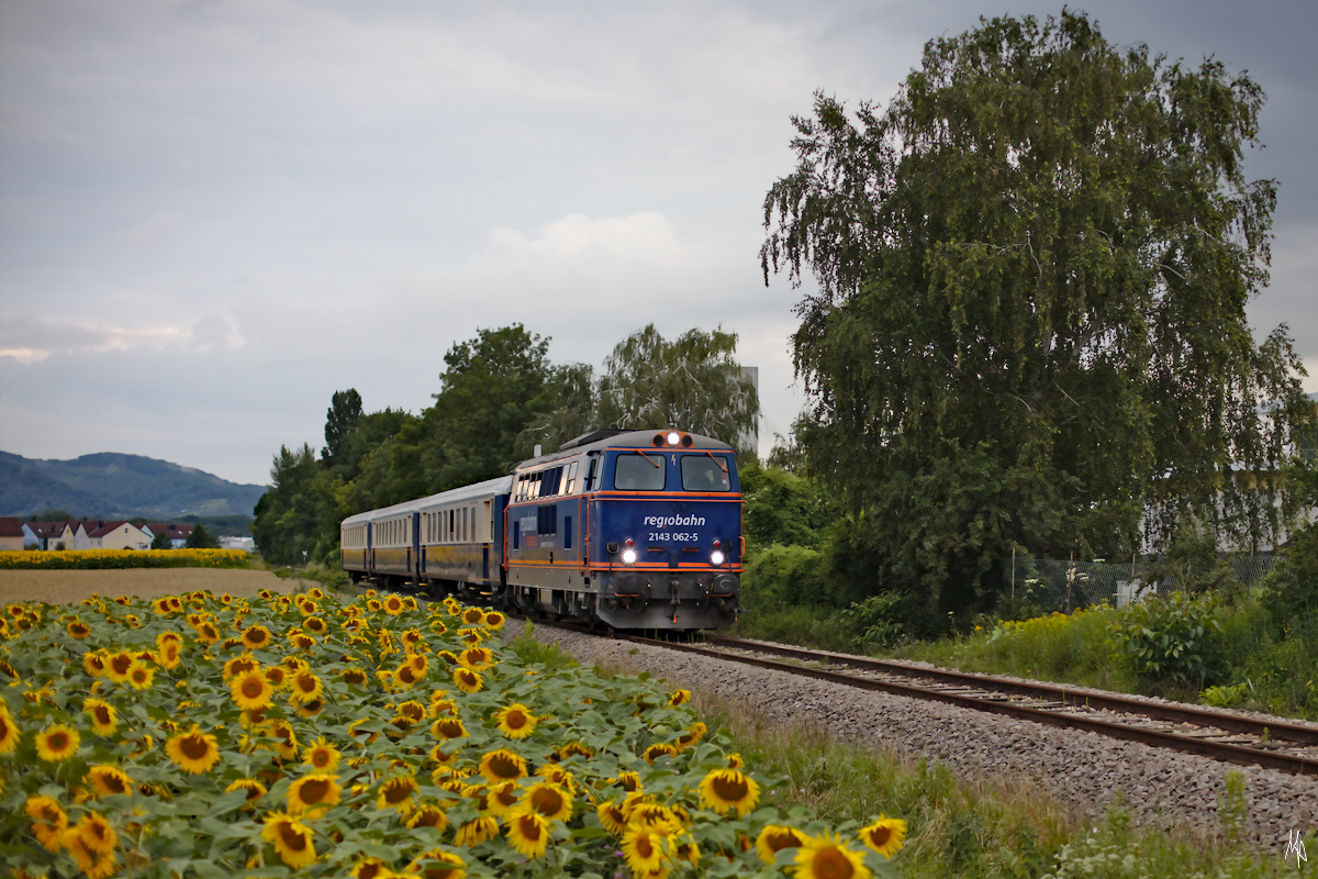 An einem regnerischen Samstag Abend kehrt die 2143.062 nach Ernstbrunn zurück, wo der Zug jeweils bis zum nächsten Einsatz hinterstellt wird. Zu sehen ist der Zug noch in Korneuburg. (18.07.2020)