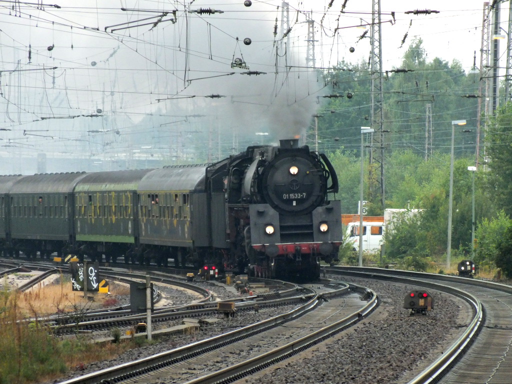 An einem regnerischen Samstag fuhr der Hanse Sail Express von Braunschweig mit der Schnellzugdampflok 01 1533-7 der ÖGEG nach Rostock. Fotografiert am Lüneburger Bf. 09.08.2014