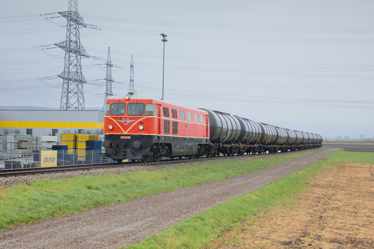 An einem regnerischen Sonntag hinterstellt die 2050.09 einen Kesselwagenzug am Anschlussgleis zum Umspannwerk Stetten. (13.04.2021)