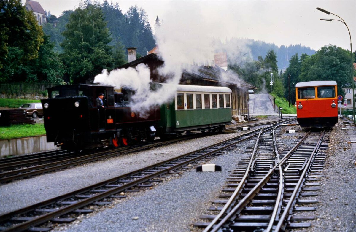 An einem regnerischen Tag bei der Murtalbahn...Rechts die selbstfahrende Draisine X 52 für den Bahndiensteinsatz. Datum: 14.08.1984