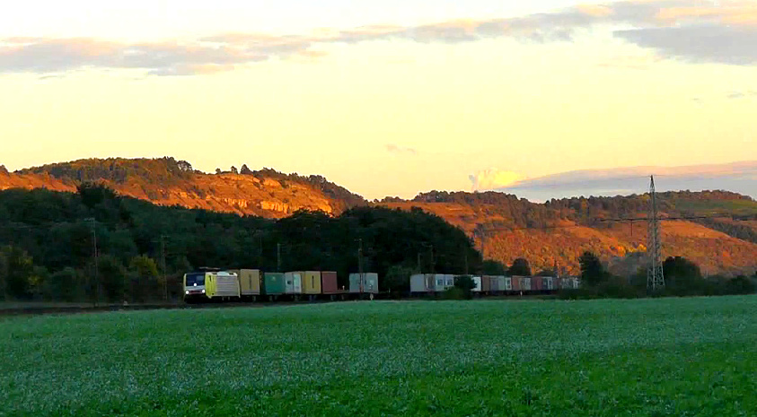 An einem schönen Abend zog eine unbekannte 189 einen Containerzug durch das Maintal. 
Der Wald verdeckte die Sonne, sodass die Weinberge und die anschaulichen Steinwände in einem schönen Goldton auftauchten. 
Aufgenommen wurde das Bild bei Harrbach. 