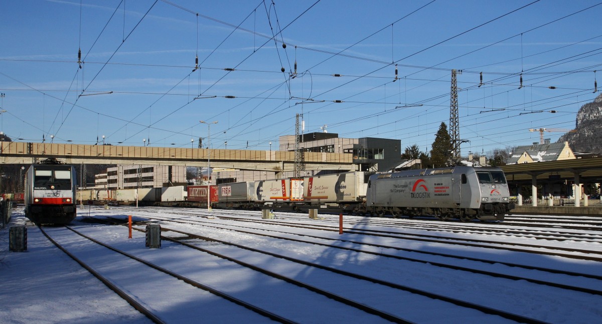 An einem schönen Wintertag wartet 185 537-8 von TXL mit Sattelauflegern im Bahnhof Kufstein. Nebenan steht die 186 287-9 von Lokomotion abgestellt.