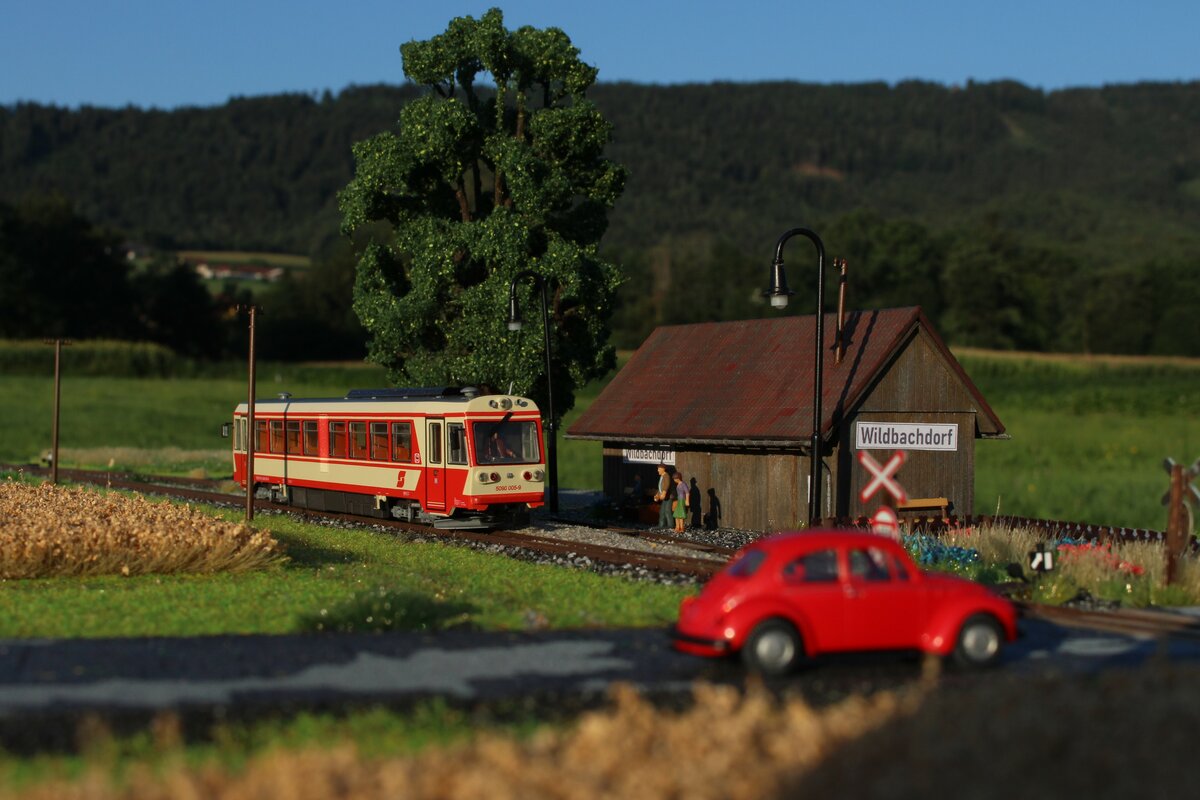 An einem schon recht warmen Juli Morgen 1987 fährt der ÖBB 5090 005 als FW2 von Wildbach nach Frauental-Bad Gams in die Halte- und Ladestelle Wildbachdorf ein um einige Ausflügler aufzunehmen.
Der Triebwagen war im Zuge des 150 Jahr Jubiläum der Eisenbahn in Österreich  zu Besuch  auf der Wildbacher Lokalbahn der Steiermärkischen Landesbahn um den Personenverkehr zu attraktivieren.