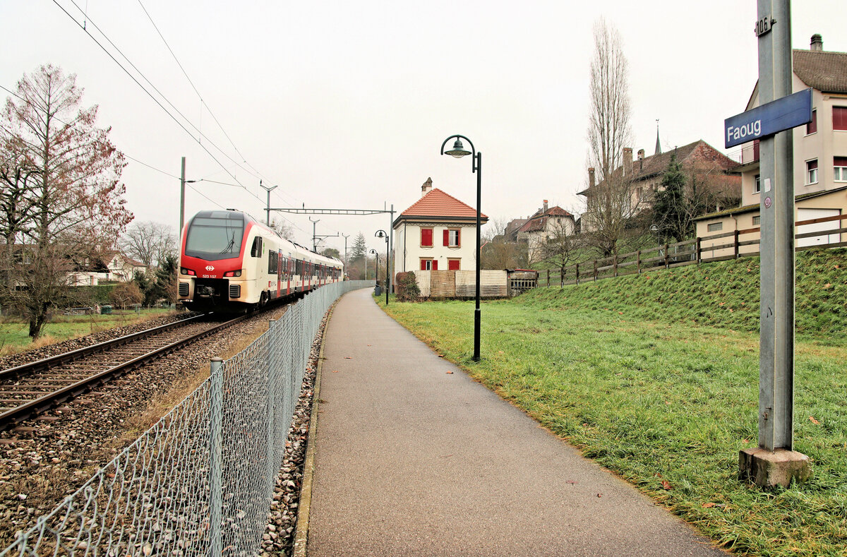 An einem sehr nebligen Tag an der Broye-Linie in Faoug (Aussprache: Fu. Bei der Durchsage meint man, es sei nur ein Husten!)  Durchfahrt des neuen SBB-Flirt von Lausanne via Palézieux und Payerne nach Kerzers, Zug 523 107. 6.Januar 2023 