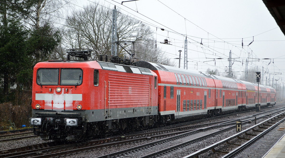 An einem der seltenen Wintertage in Berlin fuhr DB Regio AG, Region Nordost mit dem RE1 gezogen von  112 184  (NVR:  91 80 6112 184-7 D-DB ) mit Schnee auf der Front Richtung Frankfurt/Oder am 26.02.20 Berlin Hirschgarten.