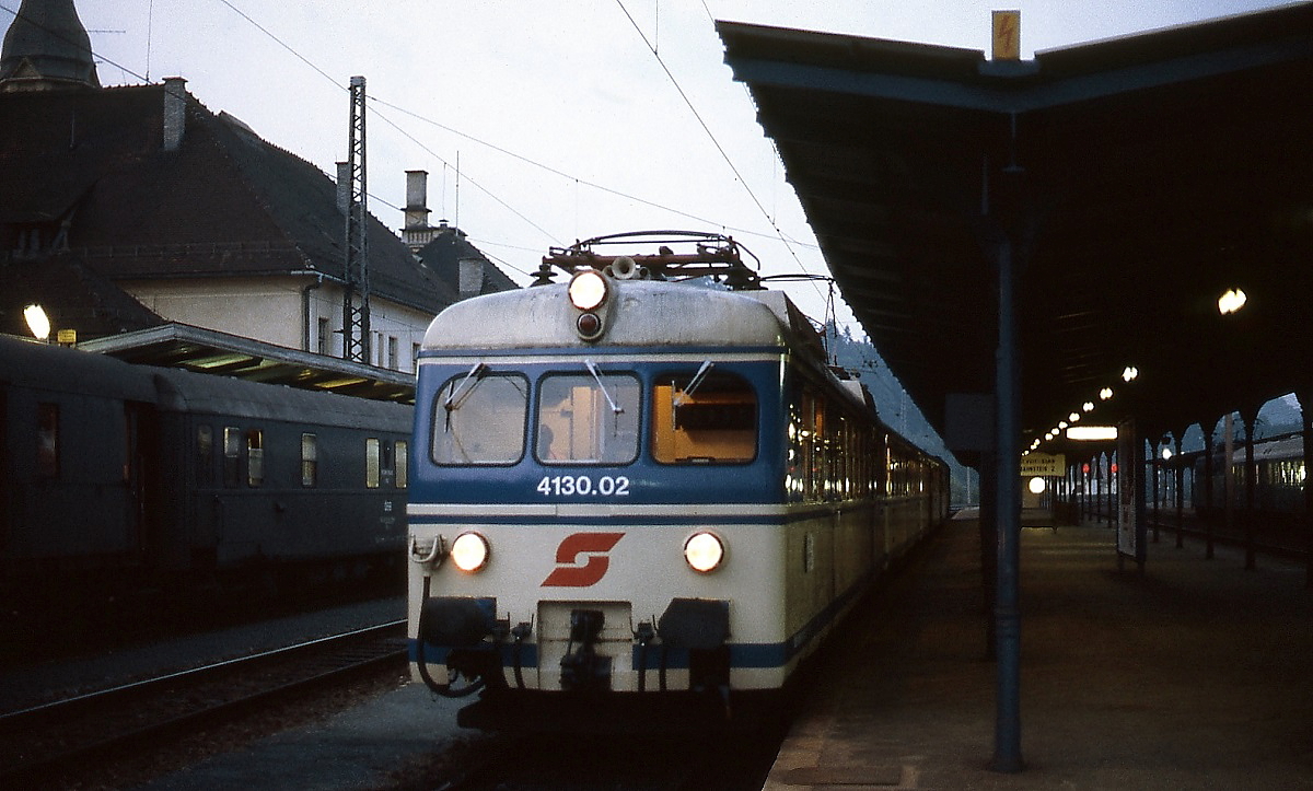 An einem Septemberabend 1981 steht 4130.02 abfahrbereit im Bahnhof St. Veit an der Glan