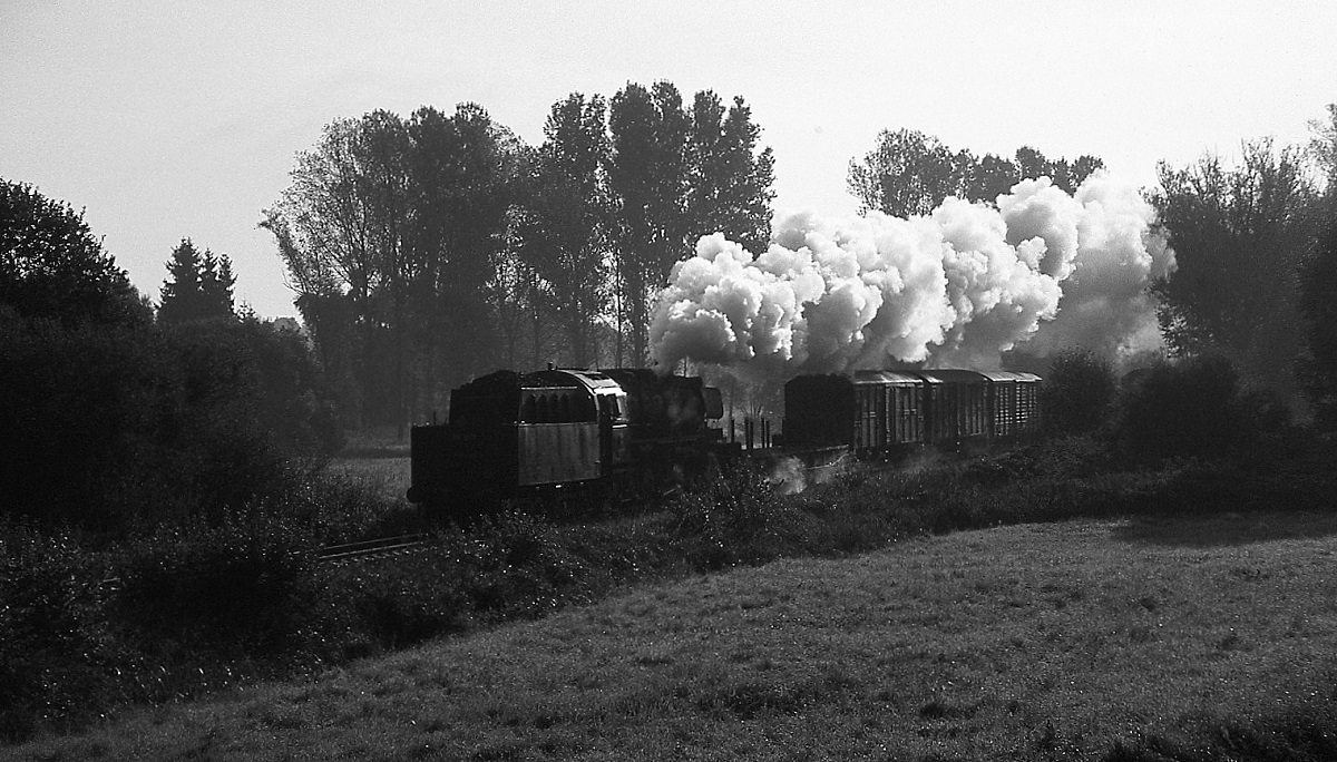 An einem Septembermorgen 2009 ist  50 2179  (50 2740) bei Obermohr (Strecke Landstuhl-Kusel) unterwegs. Bei dieser Plandampfveranstaltung erhielten die eingesetzten Lokomotiven Nummern und Beschriftung von Fahrzeugen, die vor einem halben Jahrhundert auf dieser Strecke tatsächlich verkehrten.  