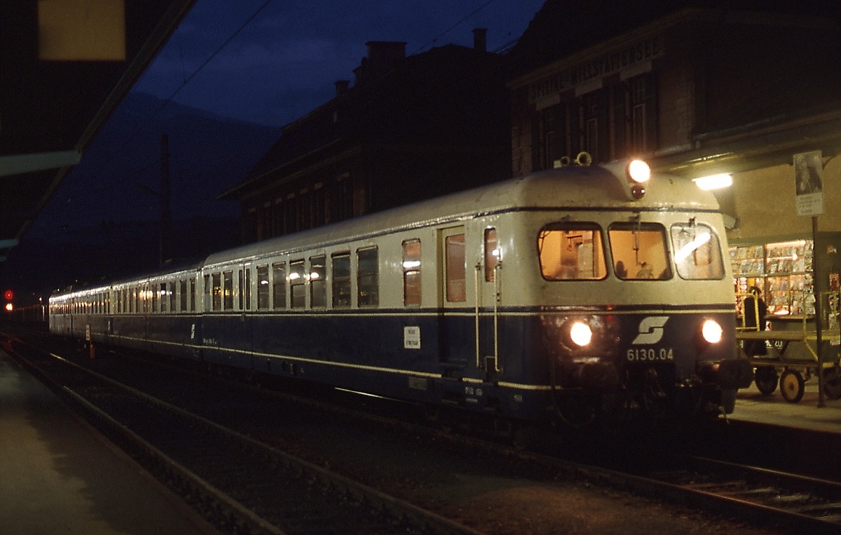 An einem Sommerabend 1979 steht 4130.04 mit dem führenden Steuerwagen 6130.04 abfahrbereit nach Villach im Bahnhof Spittal-Millstättersee