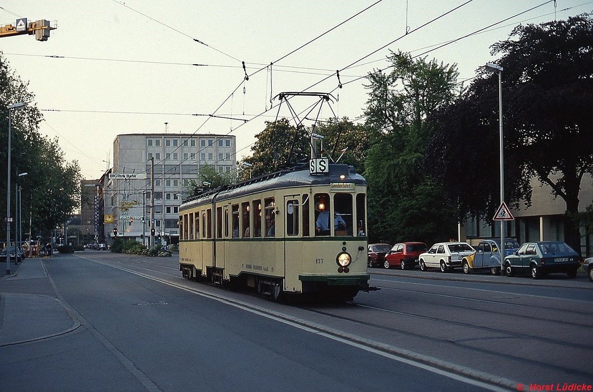 An einem Sommerabend 1991 ist der 1926 von Harkort gebaute Museums-Tw 177 auf der Düsseldorfer Strasse in Duisburg unterwegs. Bei diesem Fahrzeug handelt es sich um den ersten europäischen Gelenk-Sechsachser. Für mich einer der schönsten Strassenbahn-Tw überhaupt.