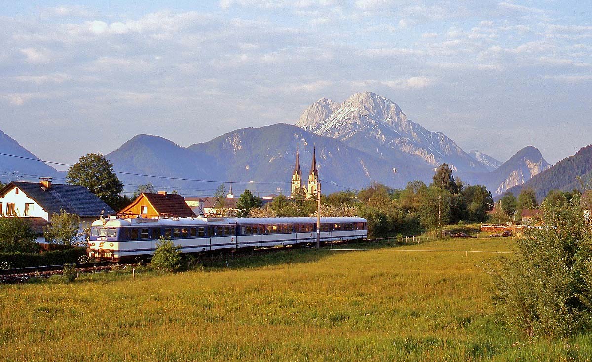 An einem Sommerabend 1995 verlässt ein 4030 Admont in Richtung Selzthal, im Hintergrund die Türme der Stiftskirche und die Gesäuseberge