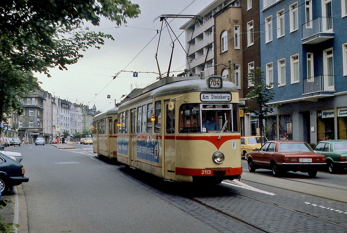 An einem Sommerabend Mitte der 1980er Jahre fährt der Rheinbahn-Vierachser 2113 in das Depot Am Steinberg ein. Diese Triebwagen wurden bis etwa 1987 im Linienverkehr eingesetzt. 