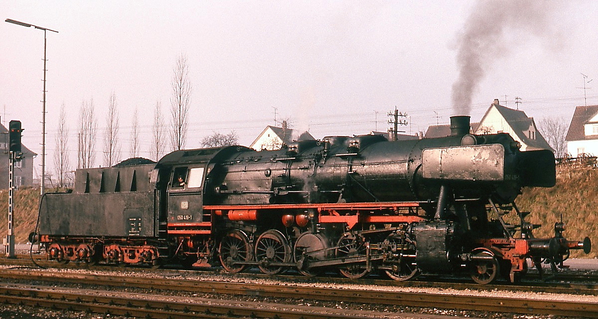 An einem sonnigen Dezembertag 1975 wartet die Ulmer 050 419-1 im Bahnhof Ehingen auf ihre nächste Aufgabe