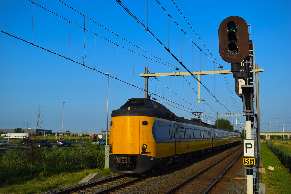 An einem sonnigen Donnerstagabend fährt ICMm-Triebzug 4225 gerade als IC 1768 nach Den Haag Centraal durch Lansingerland-Zoetermeer.
Zoetermeer, 19.06.2025