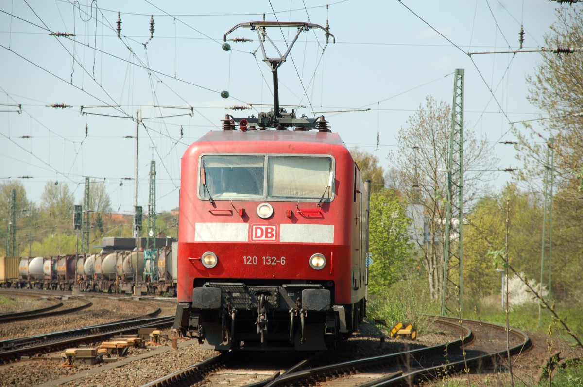 An einem sonnigen Frühlings-Tag, am 04. Mai 2006, konnte ich, zum zweiten Mal, für unsere Verhältnisse hier oben im Norden, wieder einmal die Anwesenheit eines selten anzutreffenden Triebfahrzeuges photografieren: Der mittägliche Dow-Kesselwagenzug wurde doch wahrhaftig von einer BR 120 abgezogen. In meiner mittlerweile bis dato fast 14-jährigen Eisenbahnphotografie habe ich bis jetzt nur zweimal Mal eine BR 120 hier bei uns in Stade angetroffen. Das zweite Mal besuchte uns ein Messzug, gezogen von 120 502, am 30.10.2007. Hier zu sehen: 120 132 (NVR-Nr.: 91 80 6 120 132-6 D-DB). 