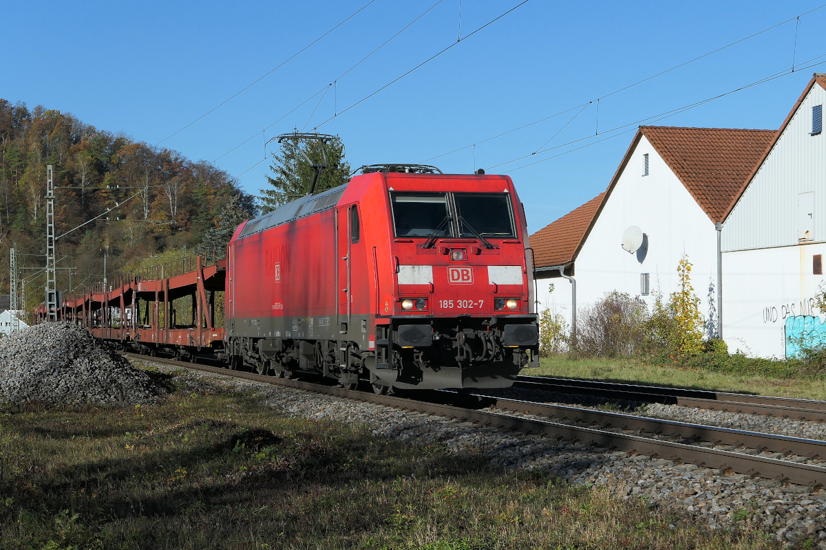 An einem sonnigen Novembervormittag ist die 185 302 der DB Cargo mit einer langen Reihe von Autotransportern nach Ingolstadt unterwegs. Das Foto entstand kurz vor dem Haltepunkt Dollnstein, vom Weg zum Bahnsteig aus.
Dollnstein, 8. November 2023