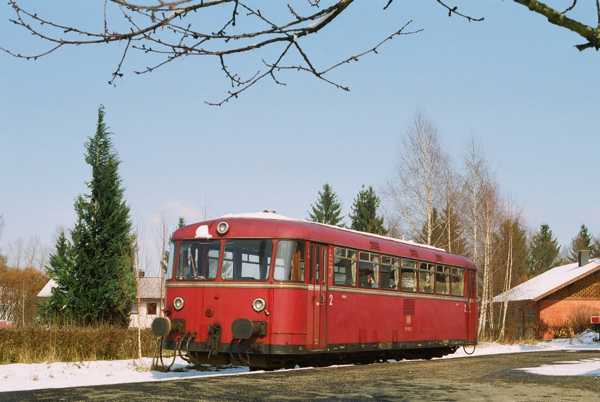 An einem Sonntag im Januar 1995 wartet der Uerdinger Schienenbus 798 766 im Bahnhof Waging am See auf Fahrgäste nach Traunstein. 
