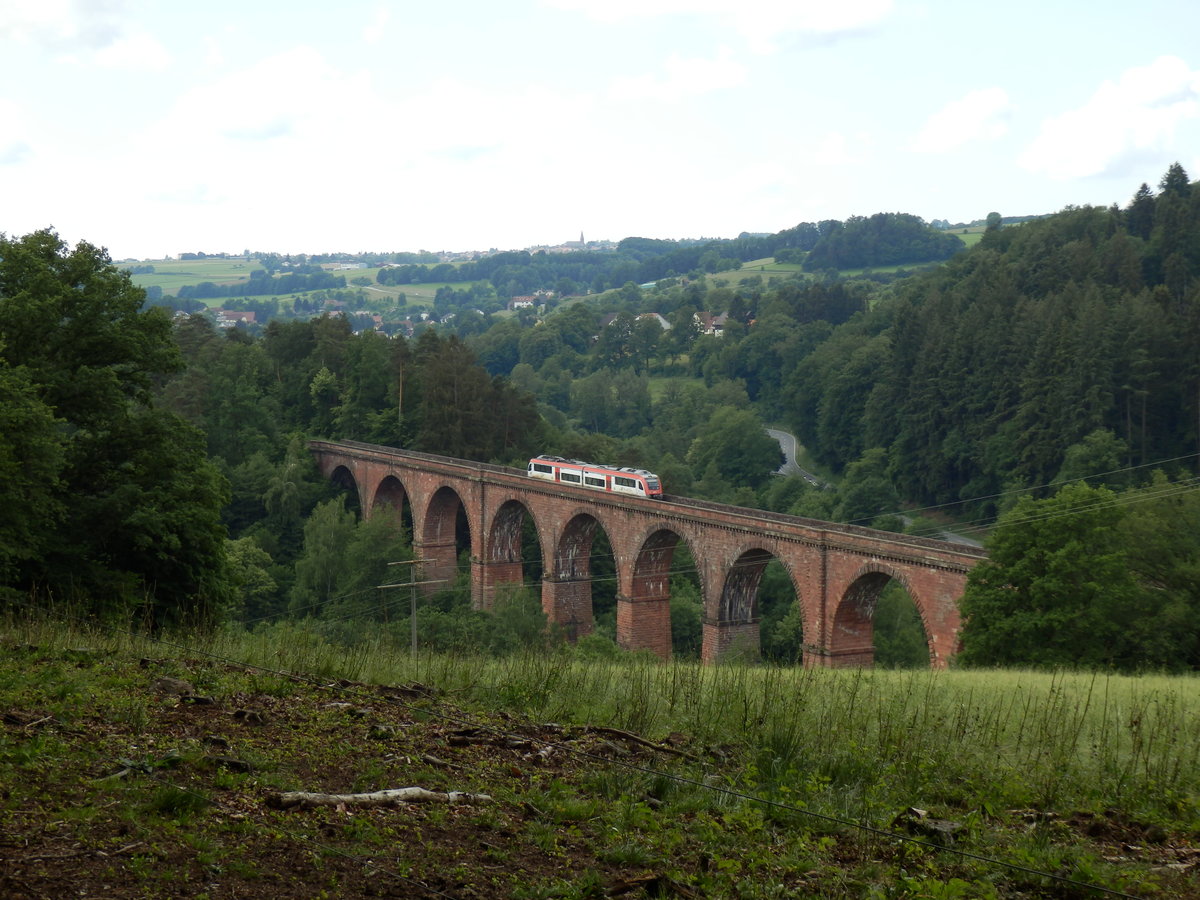 An einem Sonntagmittag fährt ein Vias Itino-Triebwagen den RB81 von Darmstadt nach Eberbach. Bei Oberzent-Hetzbach im Odenwald hat man einen guten Blick auf das 1881 erbaute Himbächel-Viadukt. (31.05.18)
