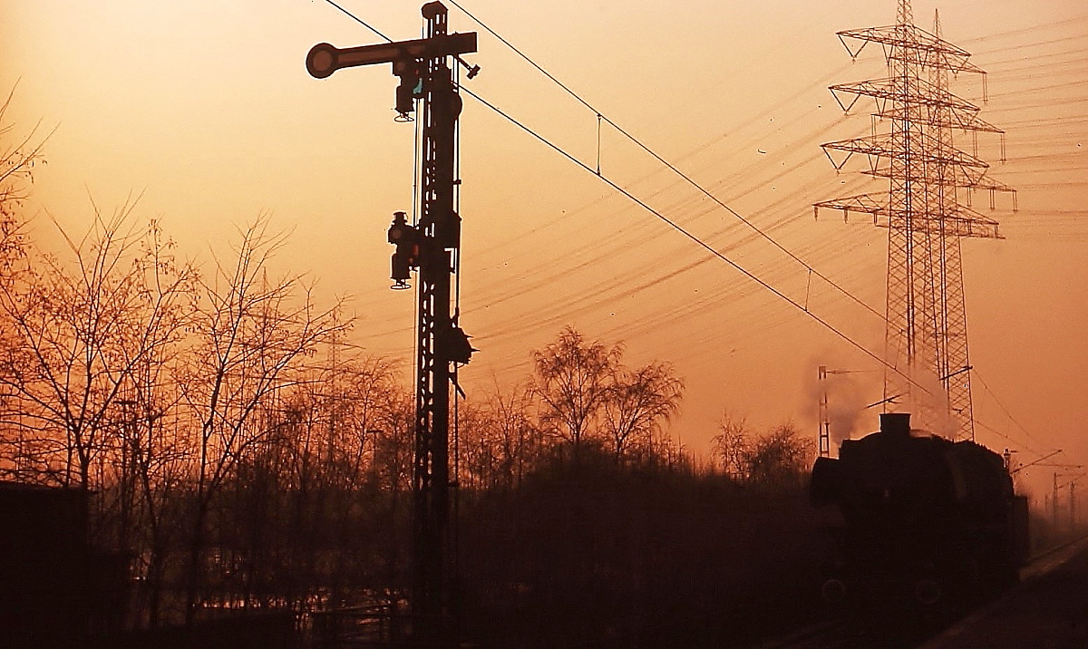 An einem Spätsommerabend 1975 wartet 044 402-6 vor dem geschlossenen Signal in Wanne Unser Fritz auf die Weiterfahrt