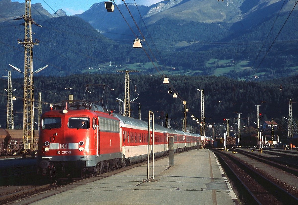 An einem Spätsommermorgen um 2000 hat DB 113 267-9 mit einem Nachtschnellzug den Bahnhof Spittal-Millstättersee erreicht
