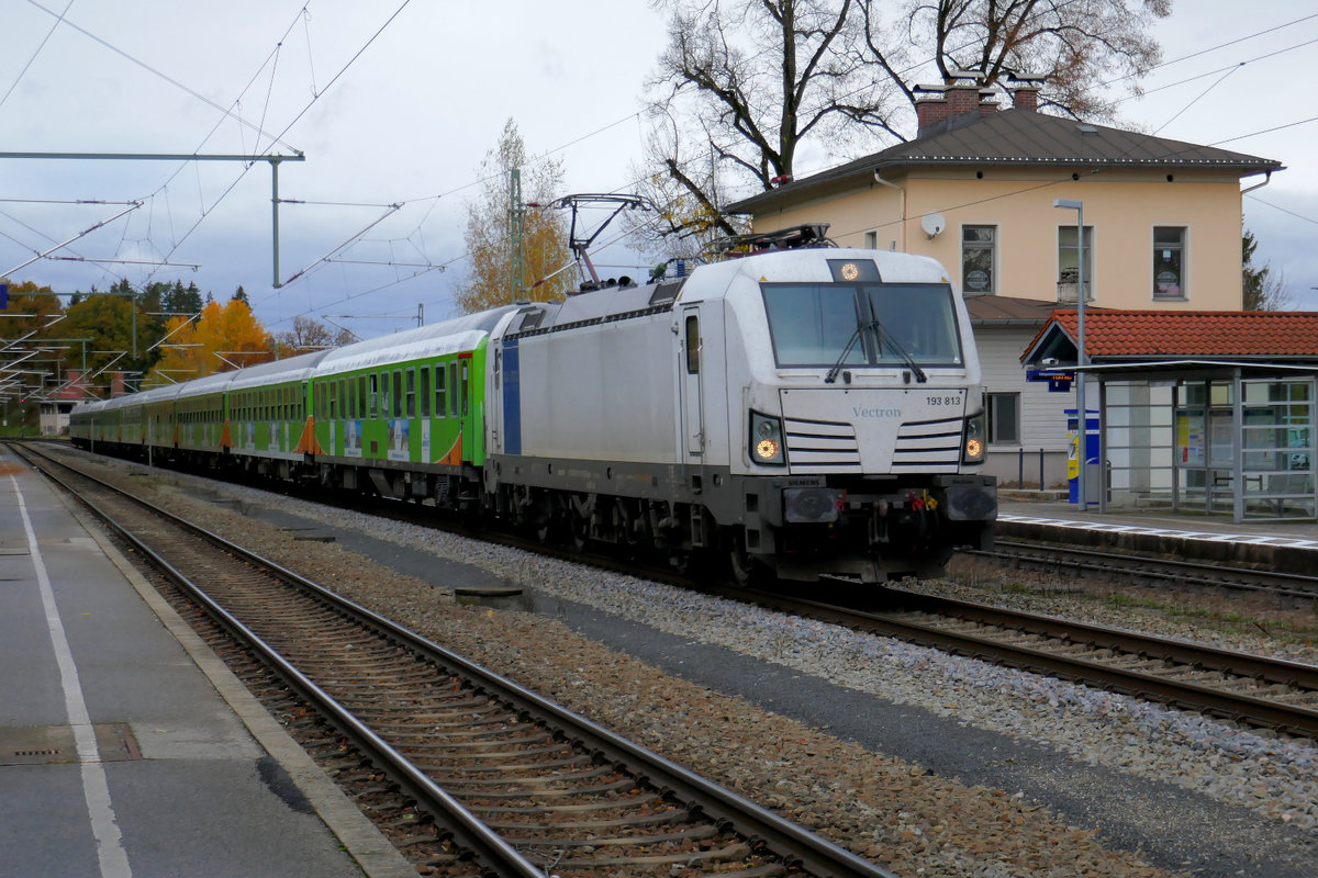 An einem stark bewölkten Freitag, den 30. Oktober 2020, durchfährt zum vorletzten Mal der Nachtexpress Alpen-Sylt aus Westerland den Bahnhof von Aßling auf seinem Weg nach Salzburg. Zuglok ist wie immer Vectron 193 813 des Münchener Unternehmens Railpool. RDC, der Betreiber des Nachtexpress, plant den Nachtexpress ab dem 18. Dezember wieder verkehren zu lassen, Endstation soll dann Bad Gastein an der Tauernbahn sein! 