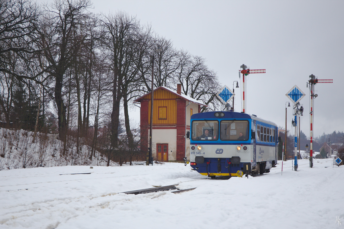 An einem tief verschneiten Wintertag im Jänner 2019 fährt der aus Rokytnice nad Jizerou kommende Triebwagen 810 545 gerade in den Bahnhof Martinice v Krkonosich ein. (13.01.2019)