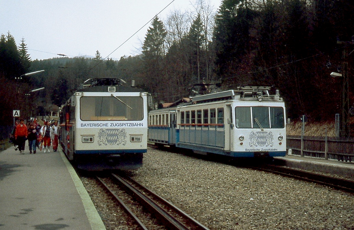 An einem trüben Märztag 1994 treffen sich die Triebwagen 11 und 5 der Zugspitzbahn im Bahnhof Grainau