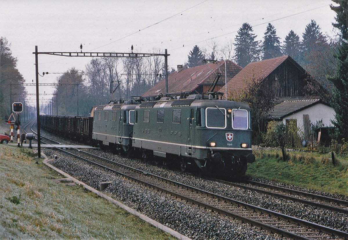 An einem trüben Morgen im November 1998 war eine grüne Re 4/4 II Doppeltraktion bei Busswil mit leeren zweiachsigen Rübenwagen in Richtung Biel unterwegs.
Foto: Walter Ruetsch 