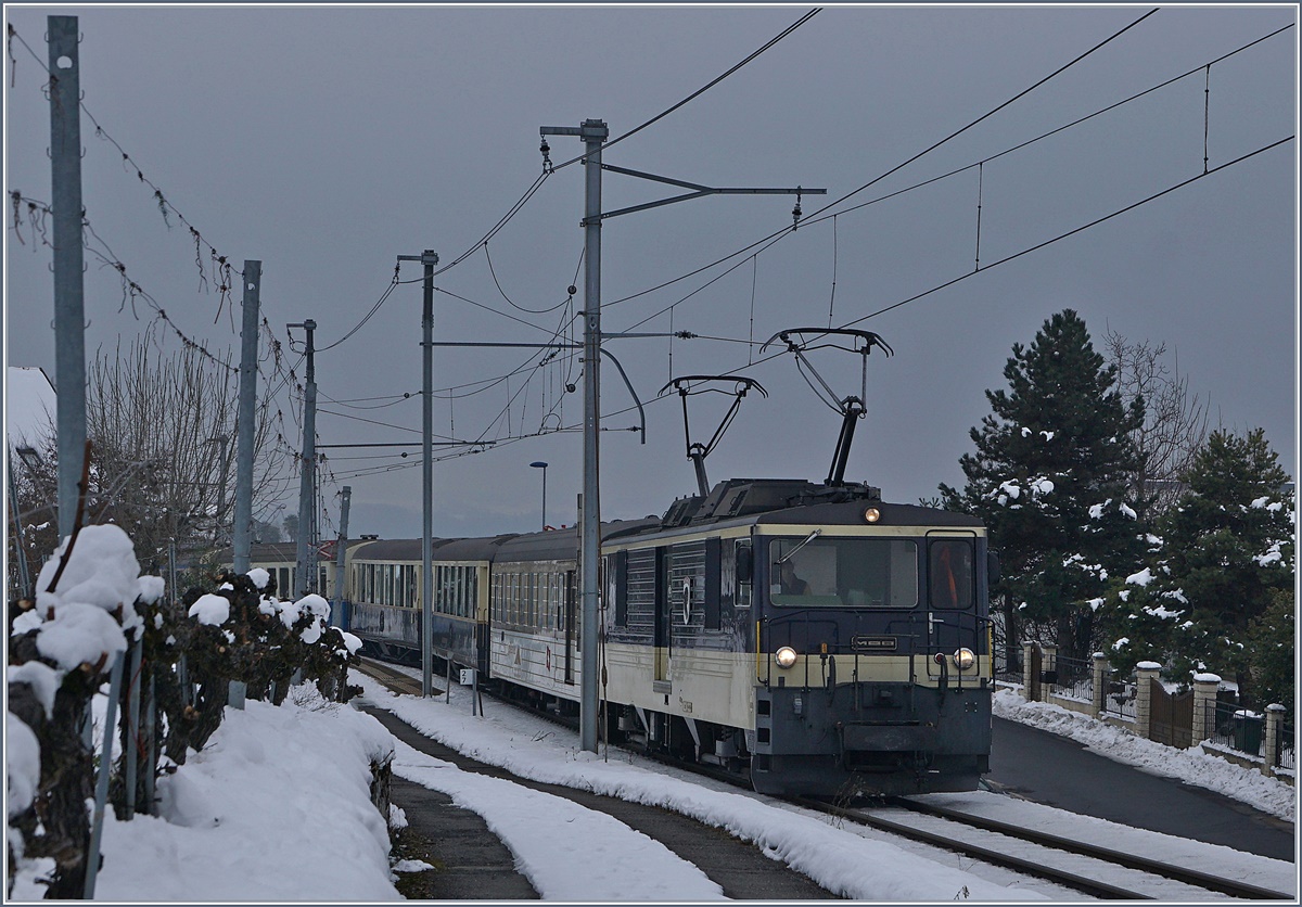 An einem trüben Wintertag zieht die MOB GDe 4/4 6004  Interlaken  den MOB Belle Epoque Zug bei Planchamp Richtung Zweisimmen.
23. Jan. 2017