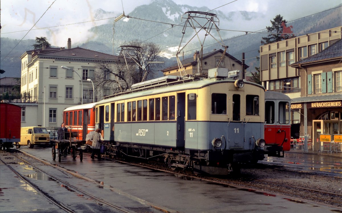 An einem typischen Frühlingstag zwischen Sonne und Regen in Aigle im April 1980. Digitalisiert von einer Kodak-Folie.