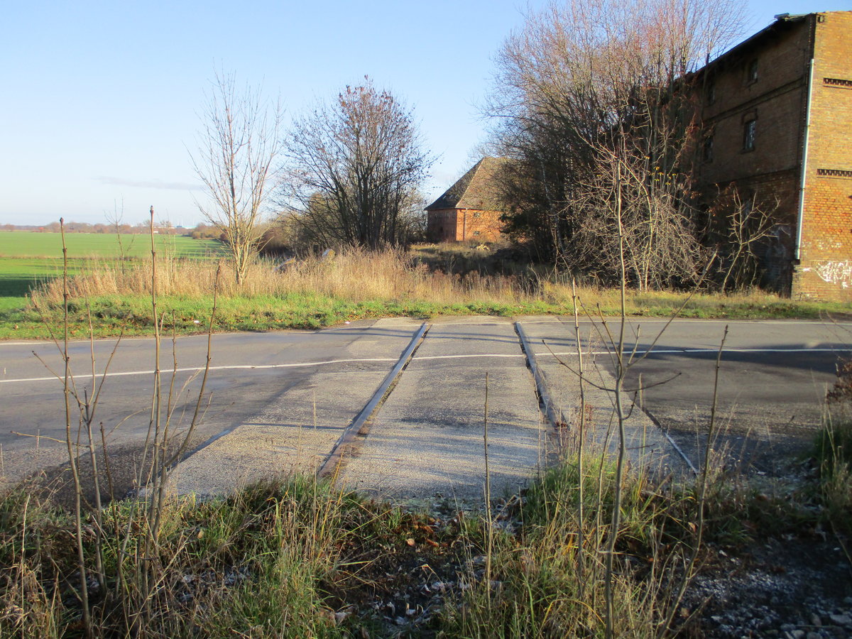 An einem Überweg,in Prenzlau Vorstadt,sind noch Schienenreste zufinden.Aufgenommen am 30.November 2019.