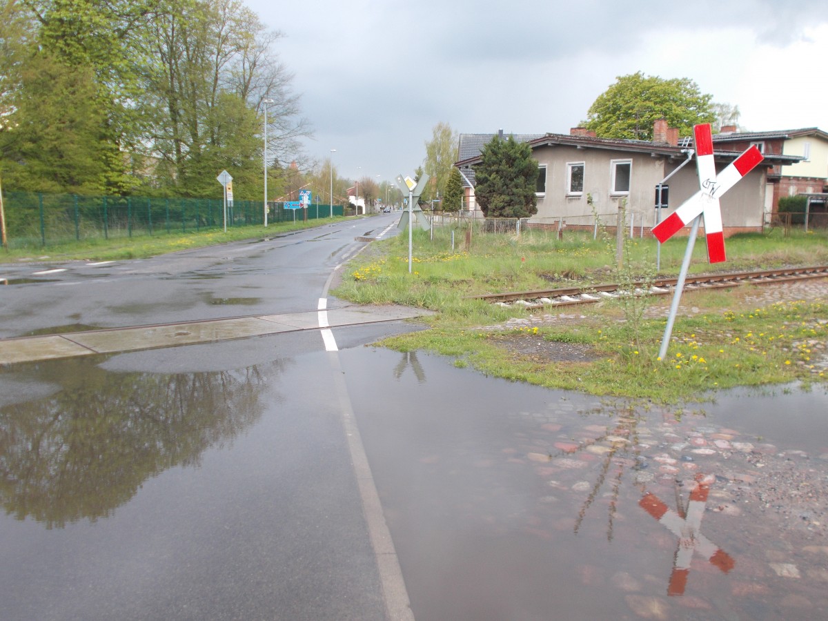An einem unbeschrankten Bahnübergang an der Anschlußstrecke zum Grimmener Schützenplatz am 01.Mai 2015.