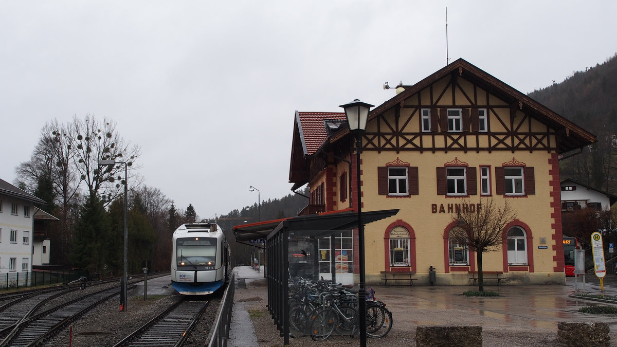 An einem verregneten 15.03.2019 steht VT 111 der BOB abfahrbereit nach München im Bahnhof Tegernsee als BOB86978.

Tegernsee, der 15.03.2019