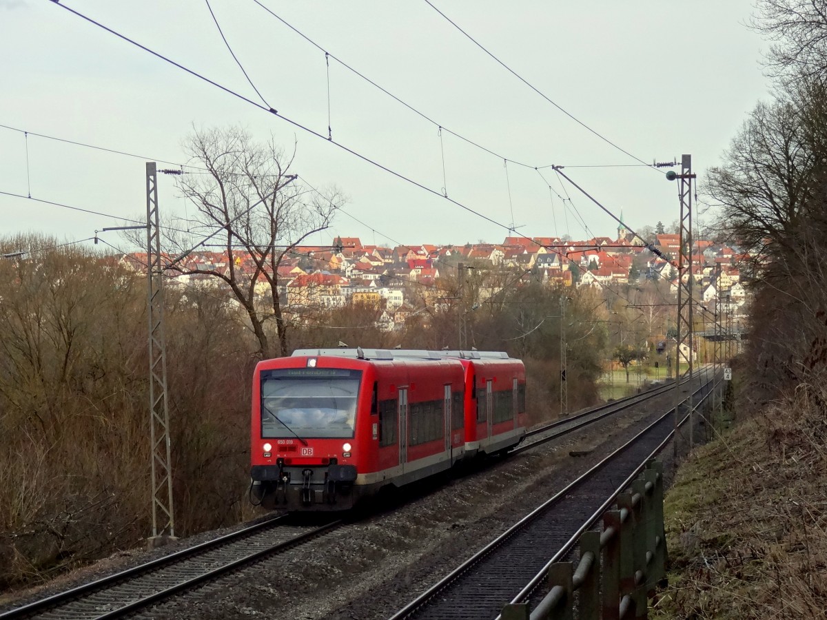 An einem warmen Freitagabend schießt der 650 019 mit einem weitern Triebwagen als RB 22933 von Plochingen nach Herrenberg bei Kirchentellinsfurt vorbei.
An dieser Stelle kommt das Stadtpanorama von Kirchentellinsfurt gut zur Geltung! 