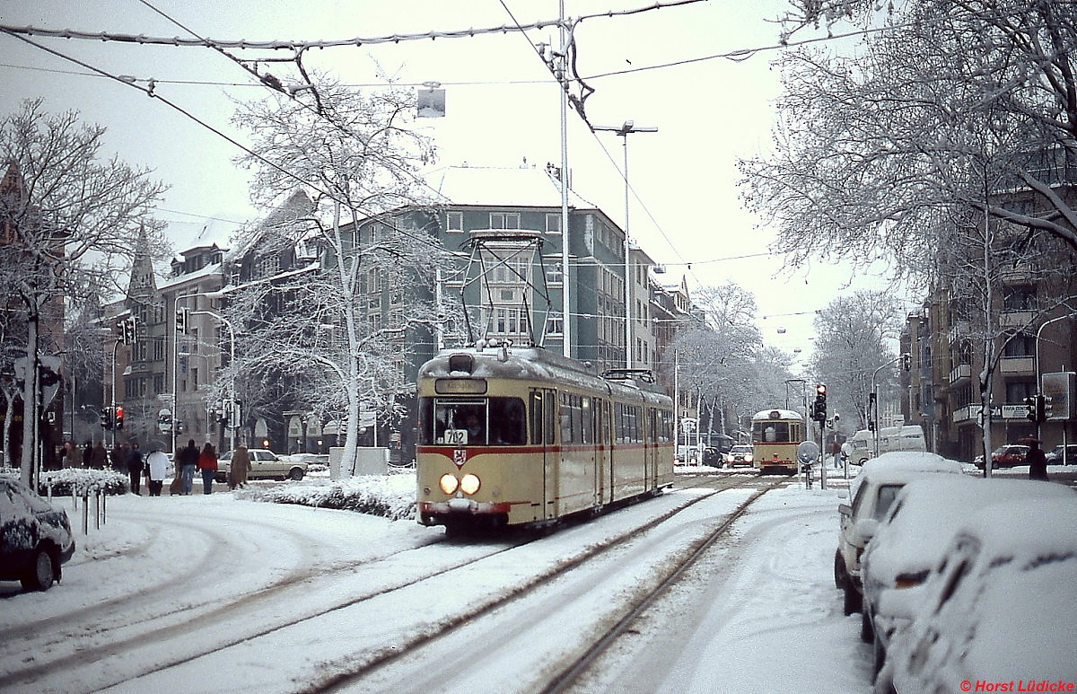 An einem der wenigen Schneetage Mitte der 1980er Jahre ist ein K 66-Tw der Rheinbahn auf der Linie 702 in der Collenbachstraße unterwegs
