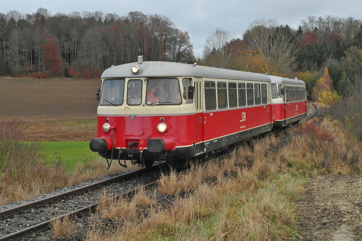 An einem Wochenende im November fanden zwischen Aulendorf und Pfullendorf Sonderfahrten mit einem Schienenbus statt. Zum Einsatz kam der MAN-Triebwagen von 1961 der SAB (Schw�bische Alb-Bahn). Ab Altshausen wurde auf den Gleisen der KBS 754 gefahren, auf denen nur noch von Mai bis Oktober an Sonntagen planm��ig Z�ge des RADEXPRESS OBERSCHWABEN verkehren. Am 16.11.2014 befinden sich bei Kreenried VS 14 und VT 8 auf der Fahrt von Aulendorf nach Pfullendorf.
