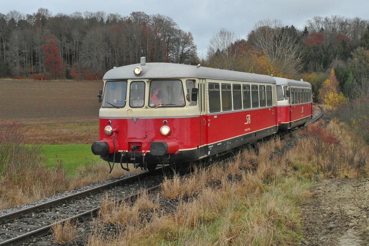 An einem Wochenende im November fanden zwischen Aulendorf und Pfullendorf Sonderfahrten mit einem Schienenbus statt. Zum Einsatz kam der MAN-Triebwagen von 1961 der SAB (Schwbische Alb-Bahn). Ab Altshausen wurde auf den Gleisen der KBS 754 gefahren, auf denen nur noch von Mai bis Oktober an Sonntagen planmig Zge des RADEXPRESS OBERSCHWABEN verkehren. Am 16.11.2014 befinden sich bei Kreenried VS 14 und VT 8 auf der Fahrt von Aulendorf nach Pfullendorf.