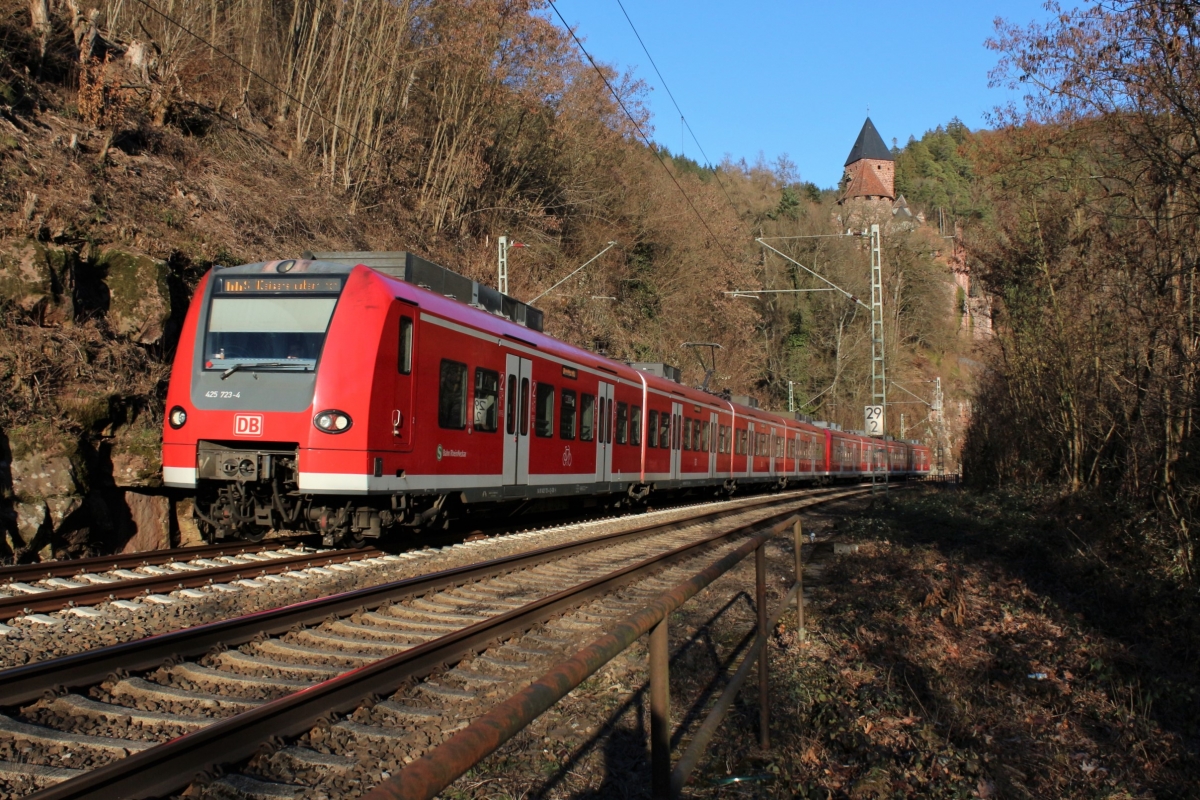 An einem wunderschönen 18.02.2019 ist eine Doppeltraktion BR 425 der S-Bahn RheinNeckar bei Zwingenberg als S1 nach Kaiserslautern unterwegs.