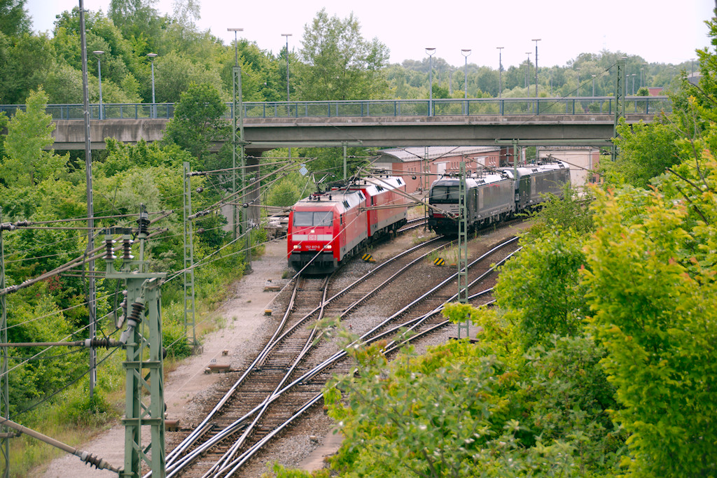An der Einfahrt in die Abstellanlage München-Nord treffen am 27.06.2015 die zwei Generation von Krauss-Maffei unweit Ihres Herstellerwerkes (Luftlinie ca. 1km) aufeinander: 2x 152 (017 + 100) und 2x 193 (855 + 858)