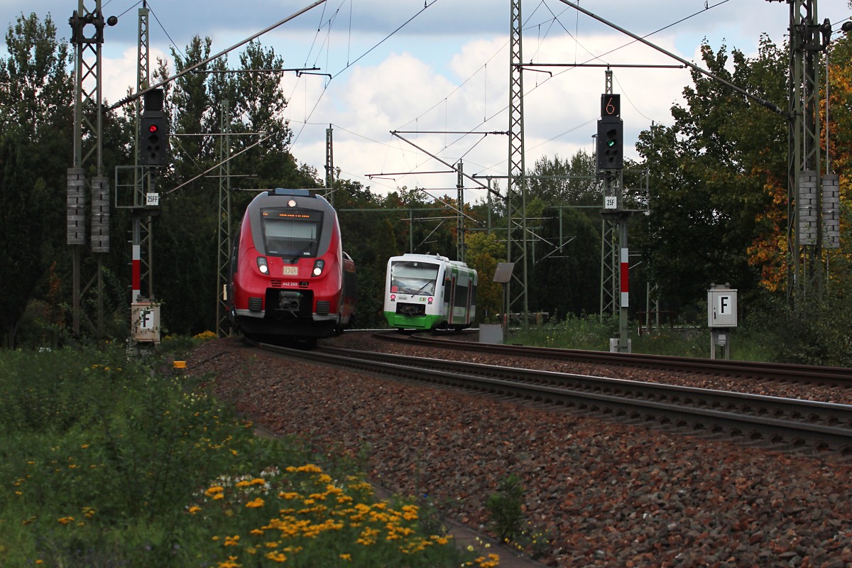 An der Einfahrt von Saalfeld treffen sich am 28.09.2015 der 442 269 und VT 326 (650 265-1) von der Erfurter Bahn. 442 268 fährt als 4987 (Jena Saalbf - Nürnberg Hbf) und VT 326 als EB 81036 (Blankenstein (Saale) - Saalfeld (Saale)).