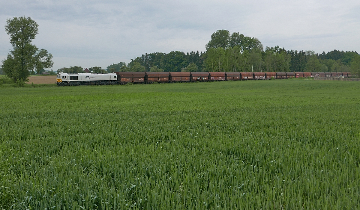 An einigen Tagen im Mai war anstatt einer Lok der Baureihe 232 eine Lok der Baureihe Class 77 vor dem  Roßberger Kieszug . Kurz nach dem Aulendorfer Bahnhof und dem Gleiswechsel von der KBS 751 auf die KBS 753 hat 077 022-7 (9 2 87 0 077022-7 F-DB) auf der Fahrt von Friedrichshafen Gbf nach Roßberg 31 leere Wagen vom Typ Falns am Haken (27.05.2016).