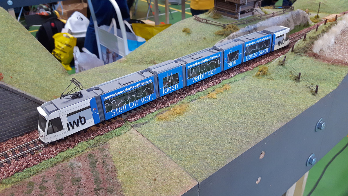 An einer Eisenbahn Ausstellung in Aesch wurden ein paar Trammodelle auf einer Anlage präsentiert, die mit einem 3D Drucker hergestellt wurden. Hier sieht man den Be 6/8 Combino 307 mit der IWB Werbung. Die Aufnahme stammt vom 28.01.2017.