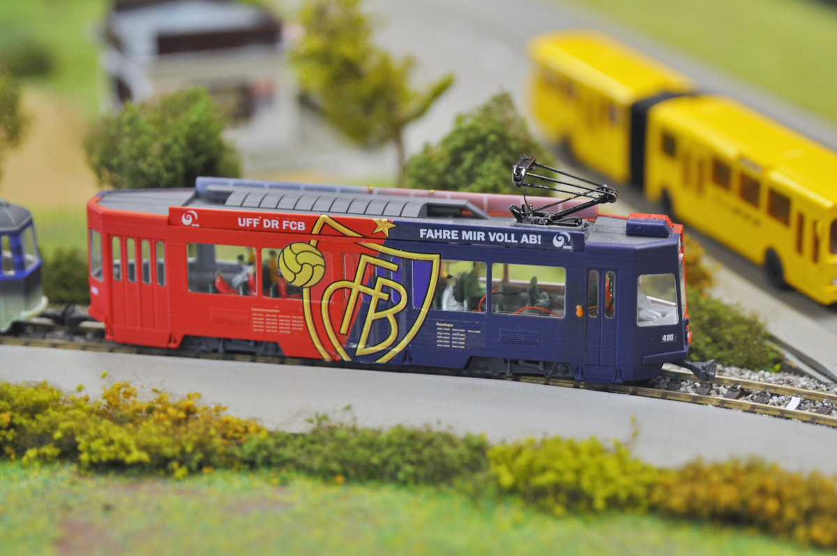 An einer Eisenbahn Ausstellung in Aesch wurden ein paar Trammodelle auf einer Anlage präsentiert, die mit einem 3D Drucker hergestellt wurden. Hier sieht man den Be 4/4 490, der in den Farben des FC Basel seine Runden dreht. Die Aufnahme stammt vom 28.01.2017.