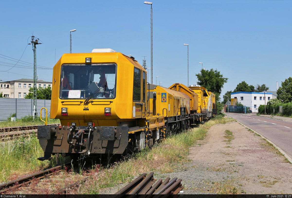 An der Eisenbahnstraße in Halle-Ammendorf hatte sich mal wieder ein Bauzug eingemietet. Ganz vorne steht GAF 100 R bzw. Steuerwagen für Drehhobel (D-HOB 2500 II | 99 80 9580 000-4 D-SBAU).

🧰 Schweerbau GmbH & Co. KG
🕓 17.6.2021 | 12:27 Uhr