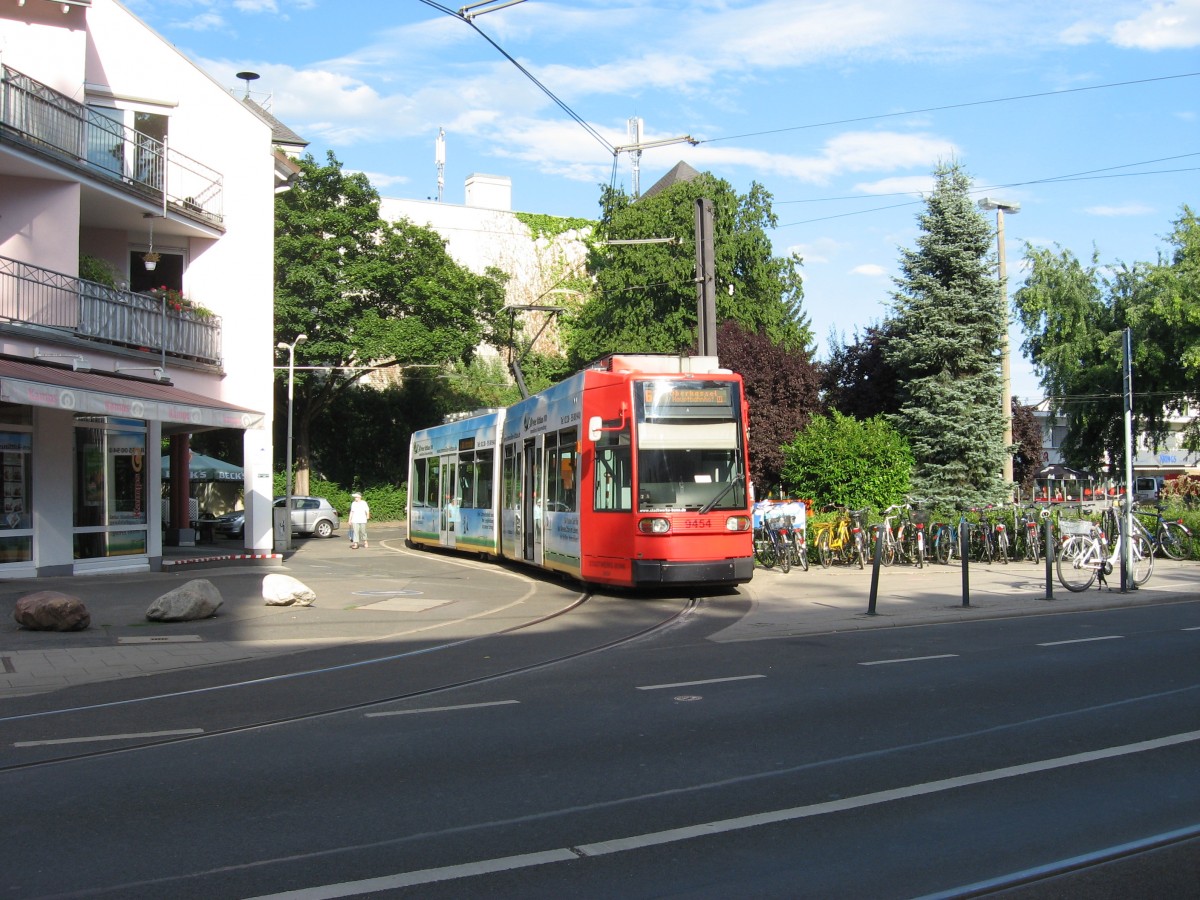 An der Endehaltestelle Quirinusplatz konnte am 16.8.13 TW 9454 fotografiert werden, der sich in krze als Linie 62 nach Oberkassel auf den Weg machen wird. Bild vom Brgersteig aus gemacht.