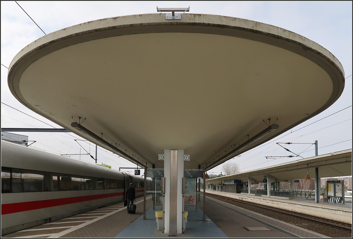 An den Enden rund -

Bahnsteigdach des Wolfburger Hauptbahnhofes.

14.03.2017 (M)