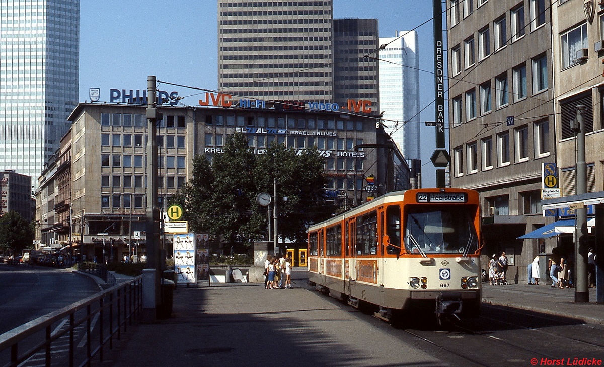 An der Endhaltestelle Hauptwache wartet P-Tw 687 als Linie 22 auf die Abfahrt in Richtung Heerstraße (Sommer 1986)