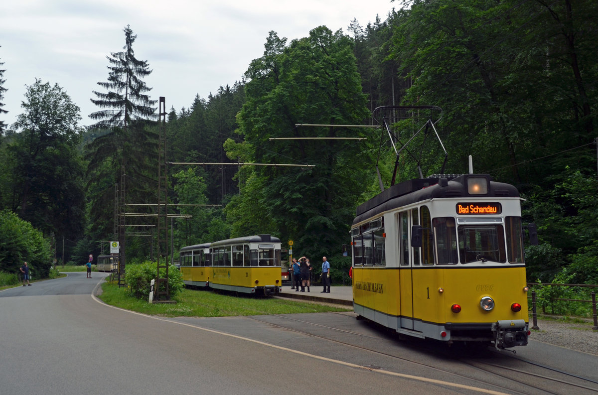 An der Endhaltestelle der Kirnitzschtalbahn am Lichtenhainer Wasserfall setzt diese Bahn gerade ans andere Ende um, um anschließend wieder zurück nach Bad Schandau zu fahren. Fotografiert am 16.06.16.